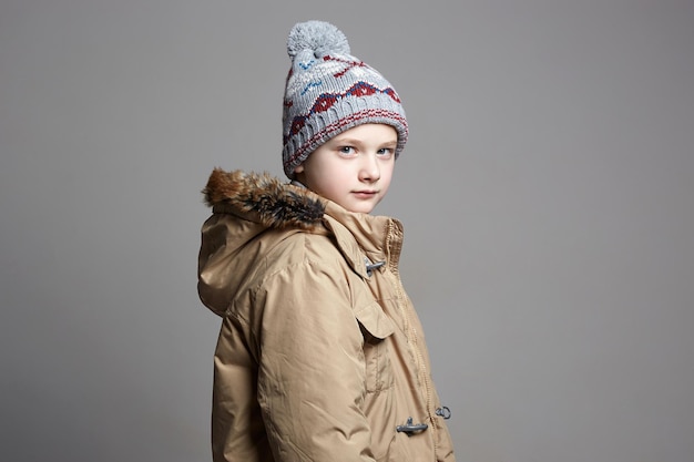 Modieuze jongen in winter bovenkleding fashion kid