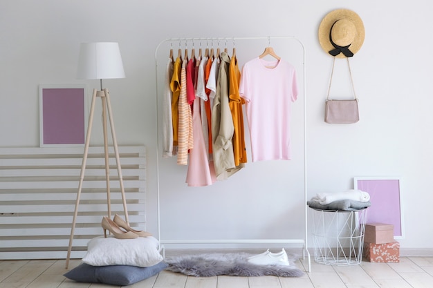 Modieuze kleding op een rek in het interieur van een lichte kamer