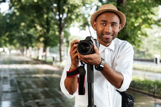 Modieuze man in park met hoed fotograferen