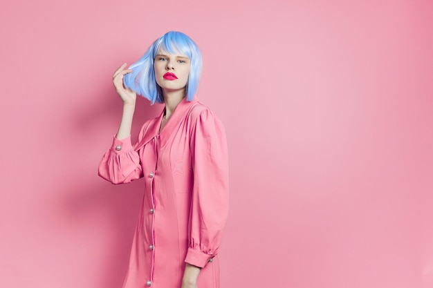 Modieuze vrouw heldere make-up mode roze achtergrond foto van hoge kwaliteit