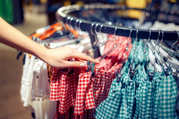 Modieuze vrouw kleding kiezen