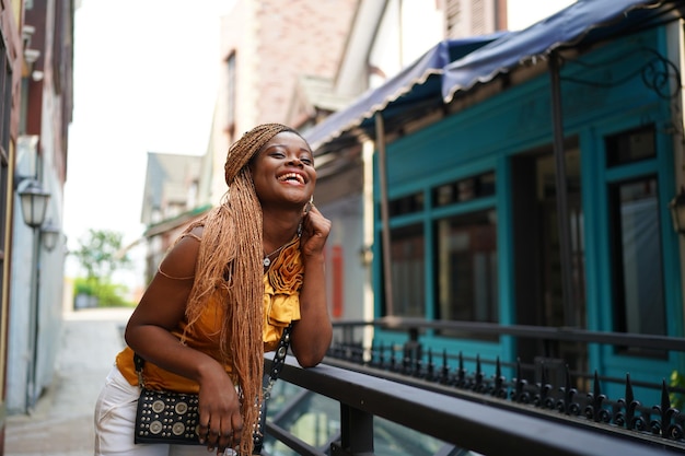 Modieuze vrouw met afro krullend kapsel op straat