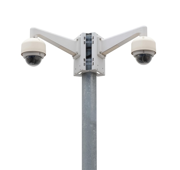 Modmoderne openbare CCTV-camera's op paal geïsoleerd op een witte achtergrond met uitknippad