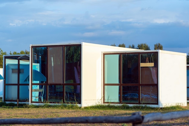 대형 파노라마 창문이 있는 모듈러 하우스, 난민과 이민자를 위한 조립식 주택의 개념