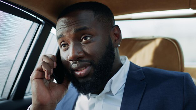 Moe Afro-Amerikaanse man praten mobiele telefoon in voertuig Gelukkig man gezicht