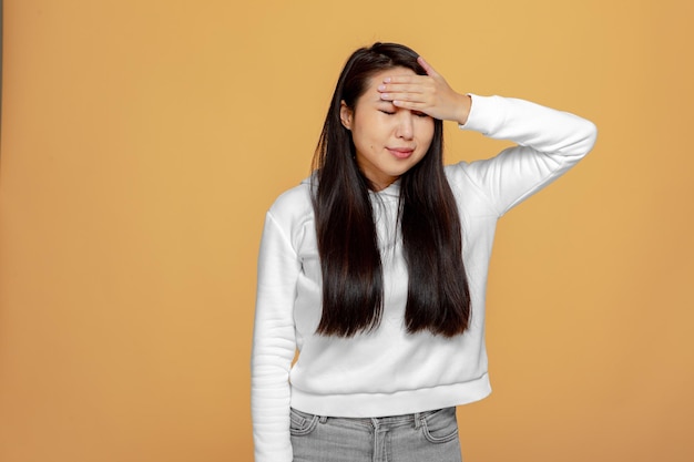 Moe Aziatisch jong meisje dat lijdt aan sterke hoofdpijn migraine gestresste duizelige vrouw voelt hoofdpijn