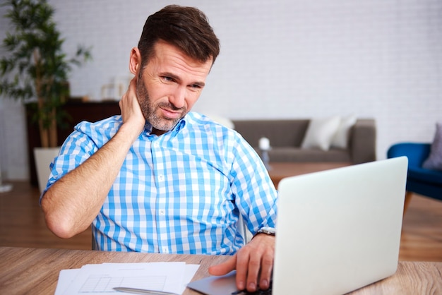 Moe en bezorgde man met laptop op het werk