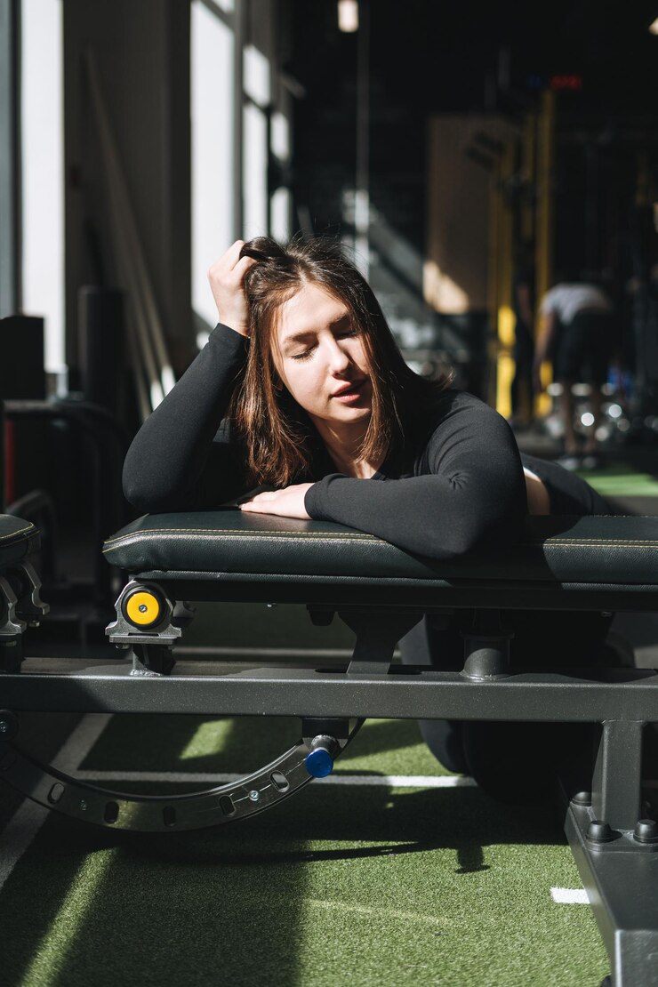Moe jonge fitness brunette vrouw training op spieren apparatuur op gym