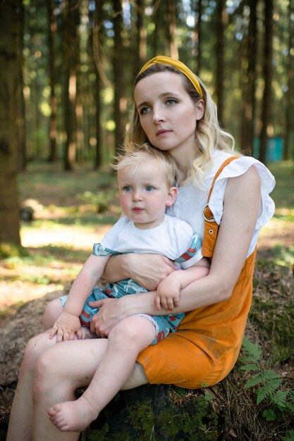 Moe moeder poseren met haar grappige zoon in het bos