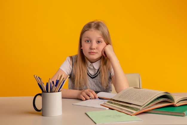 Moe schattig meisje aan de balie huiswerk.