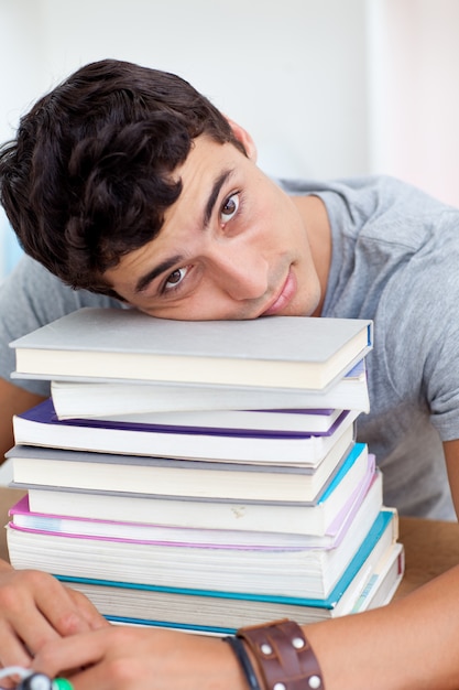 Moe teeenager slapen in een bibliotheek