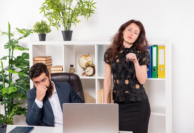 Moe van het werk Professioneel stel op kantoor Professionele man en vrouw