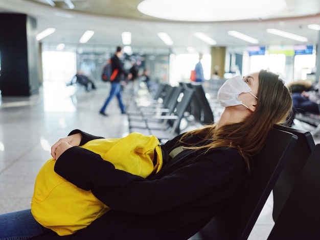 Foto moe vrouw luchthaven wachtende passagier