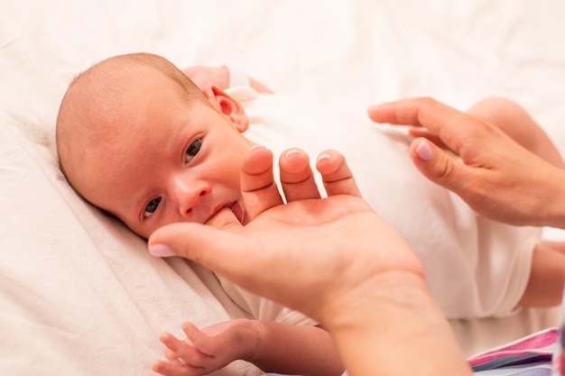 Moeder bereidt haar pasgeboren baby voor op borstvoeding