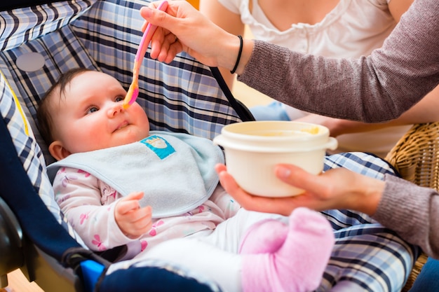 Moeder die baby voedt bij verloskundigenpraktijk