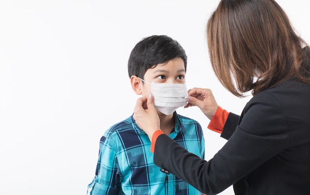 Moeder die chirurgisch masker voor zoon draagt.