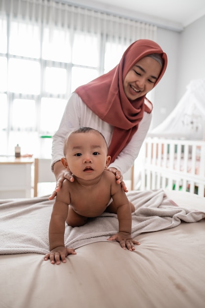 Moeder die een massage van de babyjongen geeft