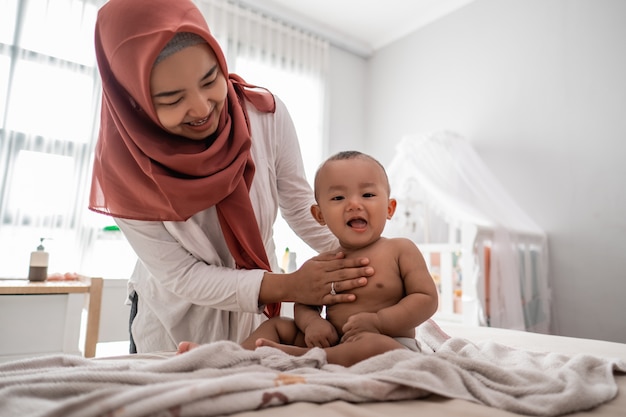 Moeder die een massage van de babyjongen geeft