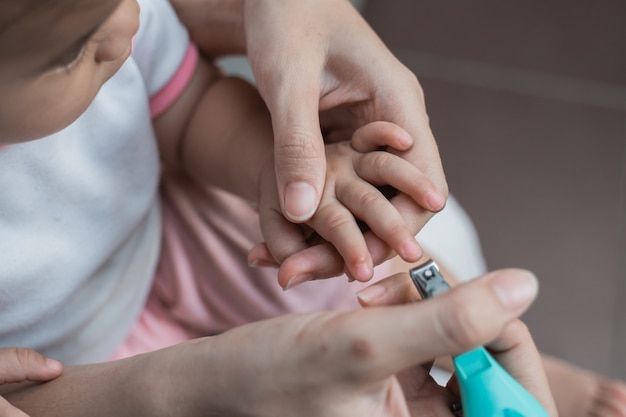 Moeder die ervoor zorgt dat de nagels van haar zoon schoon en gezond zijn