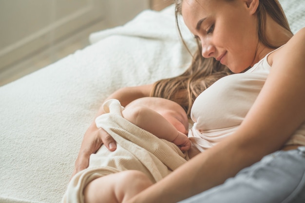 Moeder die haar baby borstvoeding geeft