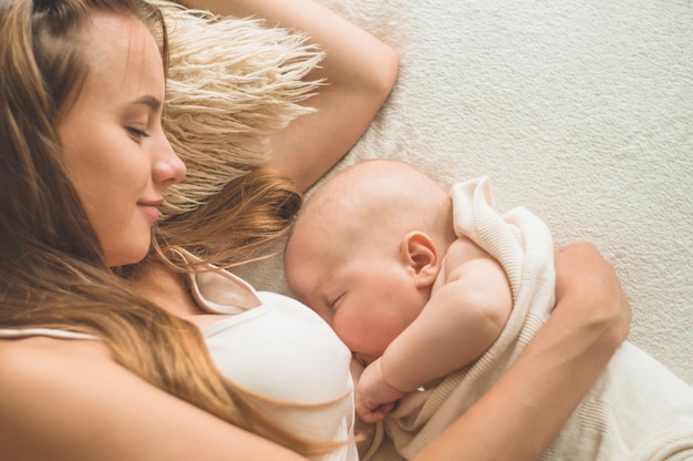 Moeder die haar baby borstvoeding geeft