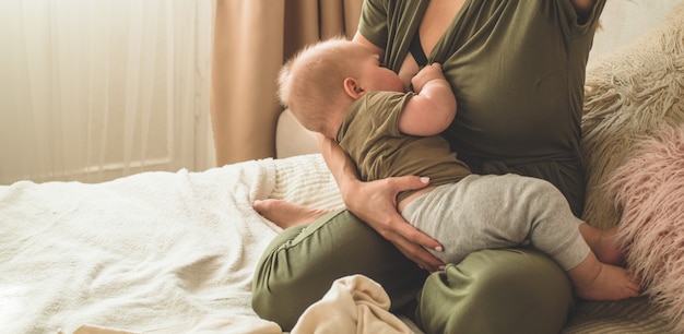 Moeder die haar baby borstvoeding geeft