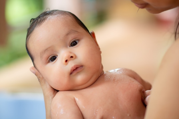 Moeder die haar baby in haar handen houdt