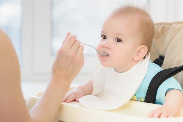 Moeder die haar de dag van de babyborstpap voeden