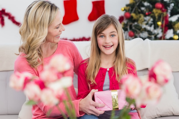 Moeder die haar dochter een Kerstmisgift geeft