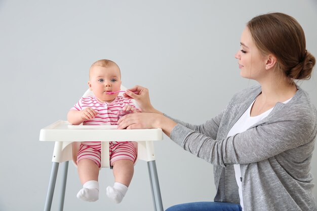 Moeder die haar kleine baby voedt