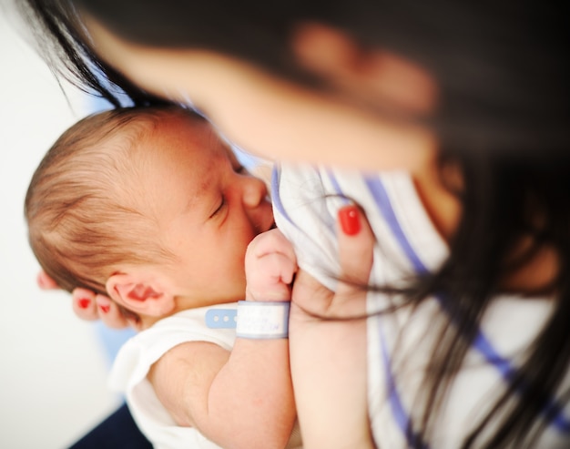 Moeder die haar pasgeboren baby borstvoeding geeft