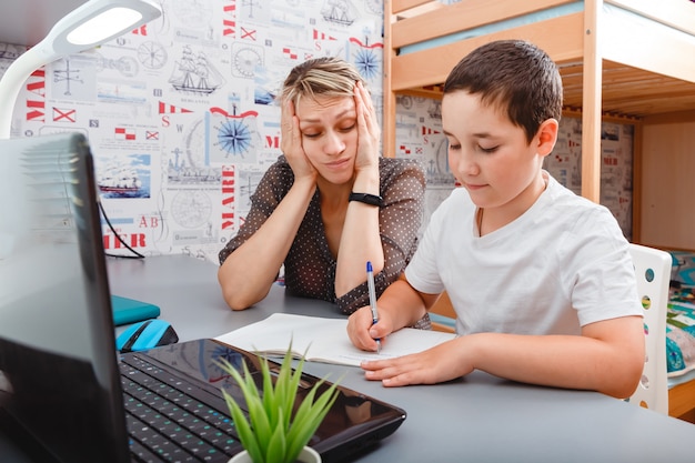 Moeder die haar zoon helpt bij huiswerk