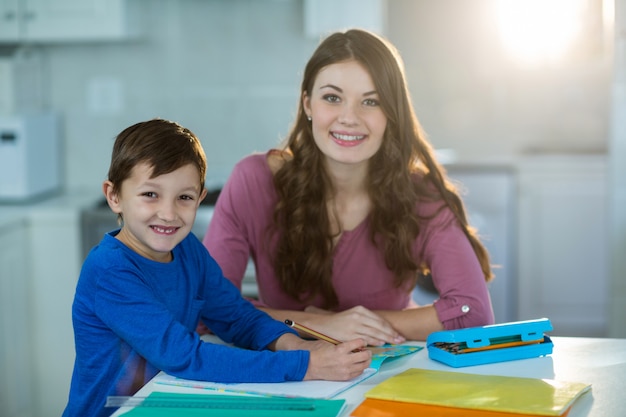 Moeder die haar zoon helpt met huiswerk