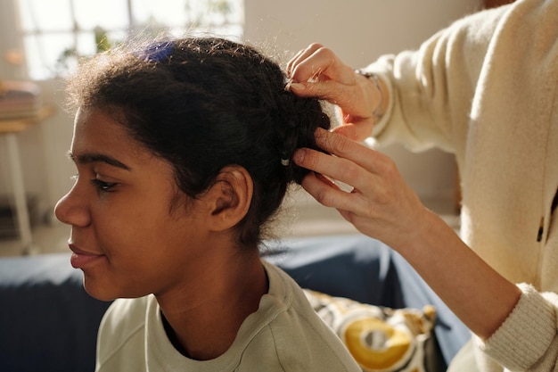 Moeder die kapsel maakt voor haar geadopteerde dochter