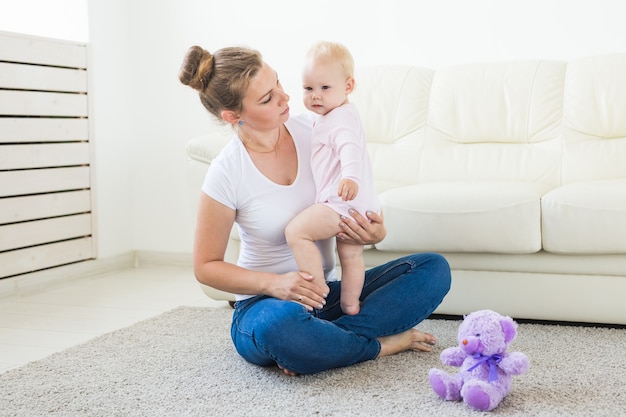 Moeder die lief babymeisje houdt