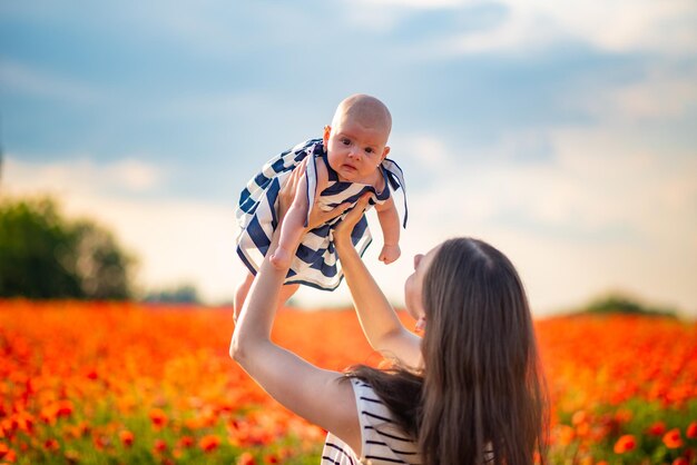 Moeder die schattige dochter ophaalt te midden van planten tegen de lucht