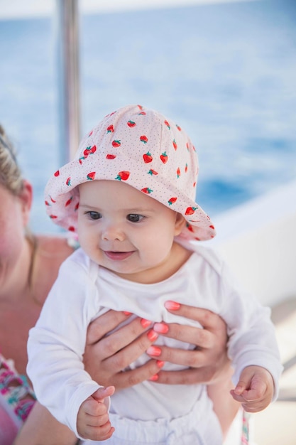 moeder die schattige pasgeboren baby in een hoed houdt