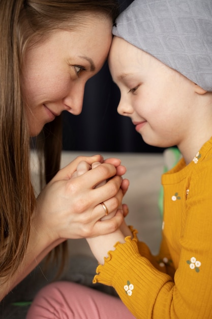 Foto moeder die tijd doorbrengt met haar kind tijdens therapie