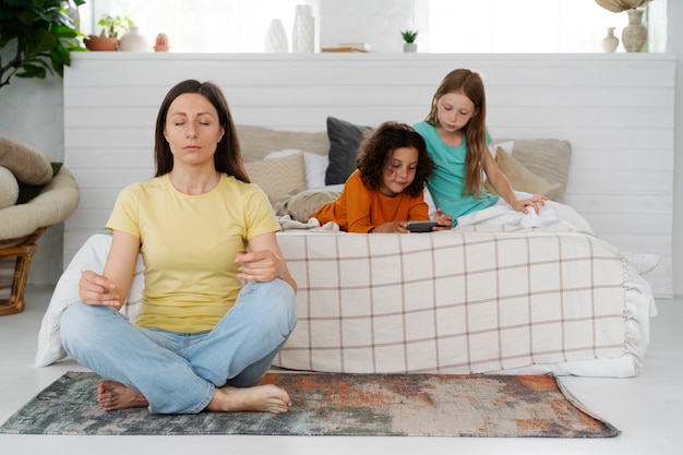 Foto moeder die tijd doorbrengt met haar kinderen