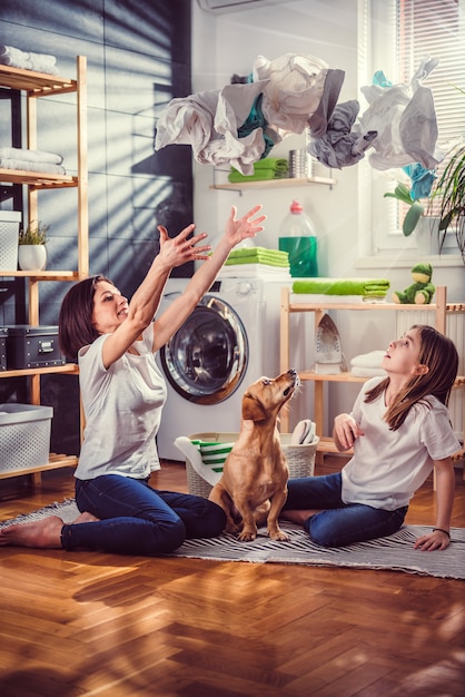 Moeder, dochter en hond plezier op wasruimte