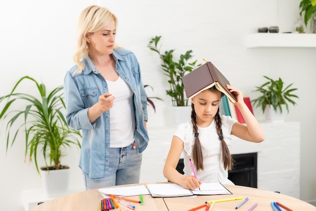 moeder dochter studeren samen thuis.