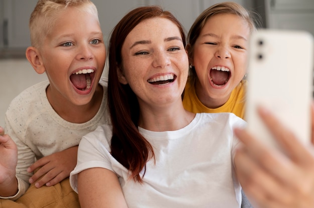 Moeder doet een familievideogesprek met haar kinderen