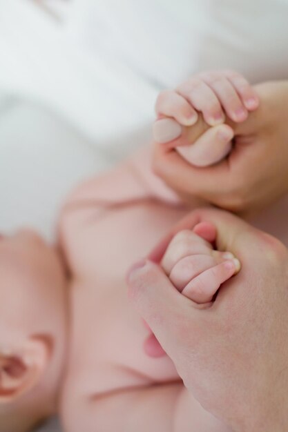 Moeder en baby baby hand in hand