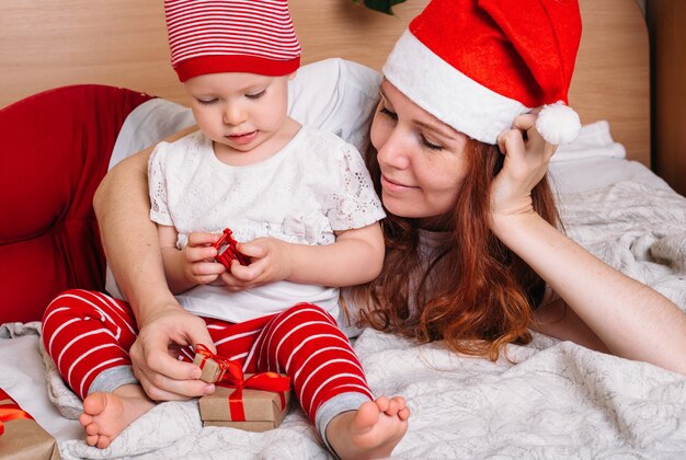 Moeder en baby die plezier hebben en thuis ontspannen