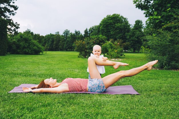 Moeder en baby in de natuur familie in de zomer park moeder en dochter samen buiten spelen