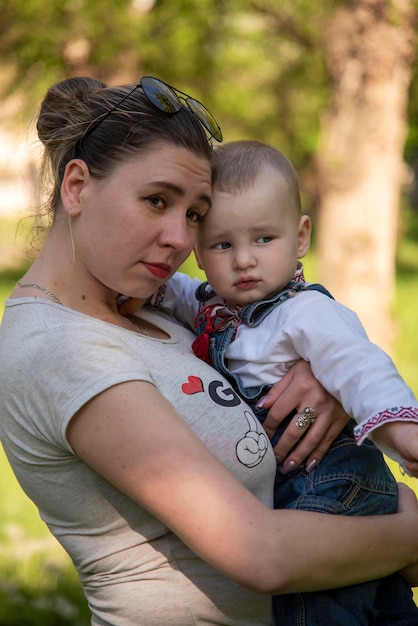 Moeder en baby in het park