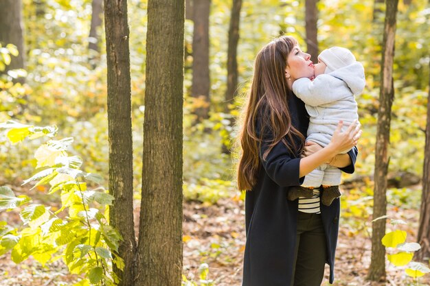 Moeder en baby in parkportret