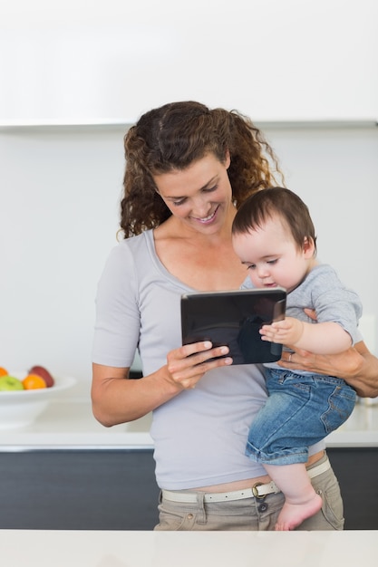 Moeder en baby met behulp van digitale tablet