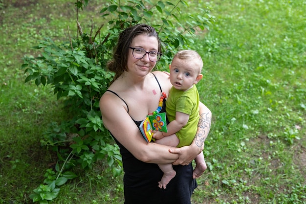 Foto moeder en baby met planten