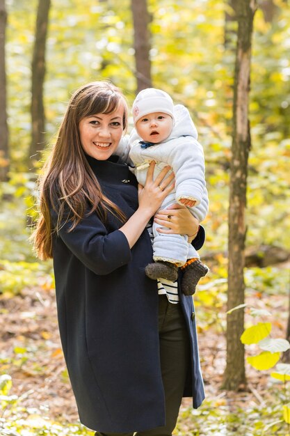 Moeder en baby ontspannen in het herfstpark